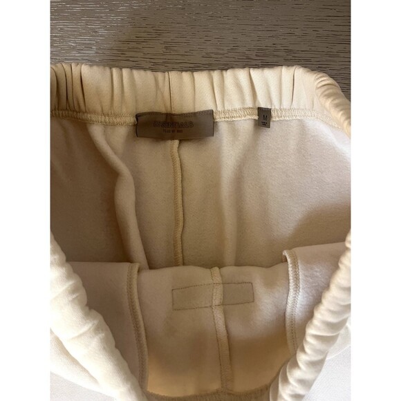 Fear of God Essentials Sweatshorts Eggshell Brand New - Picture 5 of 6